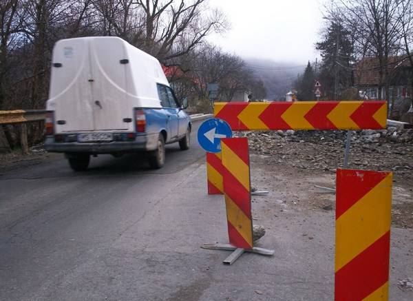 Kátyúznak az új úton