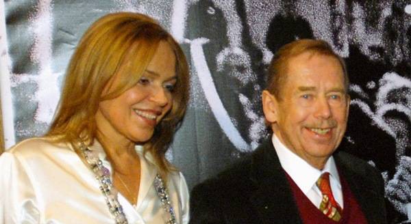 Václav Havel saját maga viszi filmre Távozás című drámáját