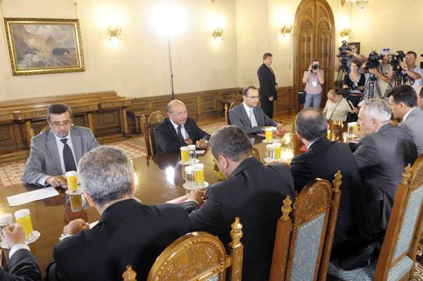 Zuhan a tőzsde, de nincs pánik