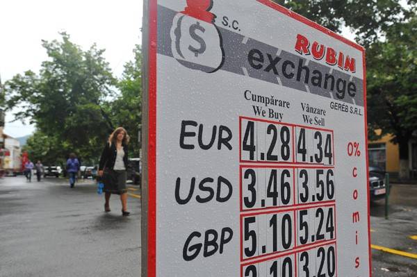 A forint és a lej mélyrepülésének éve