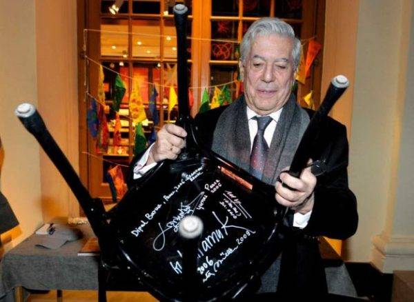 Széket dedikált  Mario Vargas Llosa Stockholmban