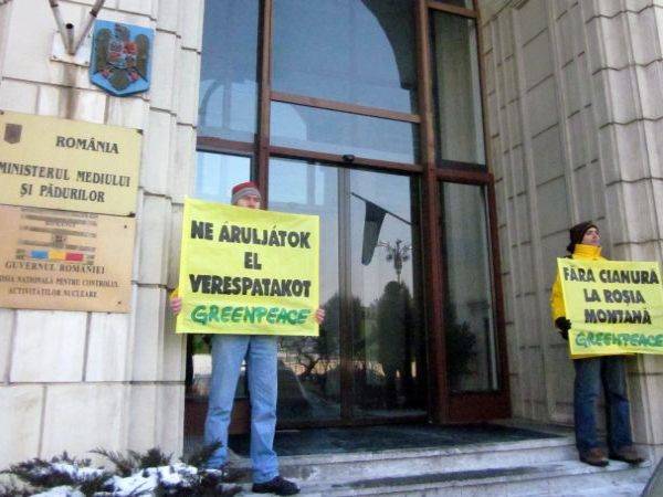 Greenpeace-aktivisták hatoltak be Borbély László irodájába 