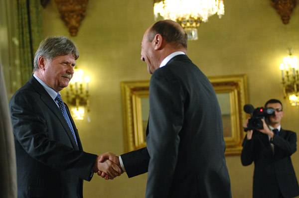 PDL-PNL kormányt akar Băsescu – az államfő csütörtökön konzultál a pártokkal