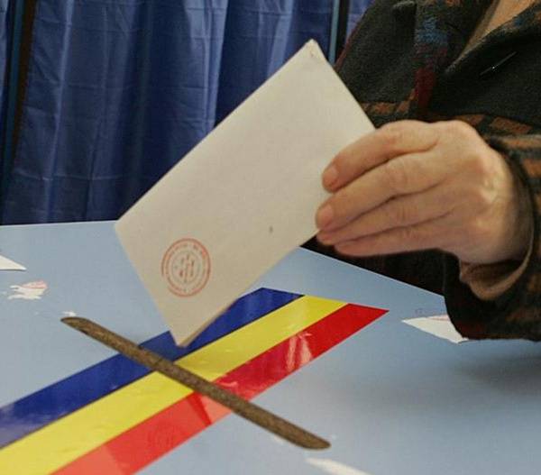 Vasárnap elnökválasztást és népszavazást tartanak Romániában