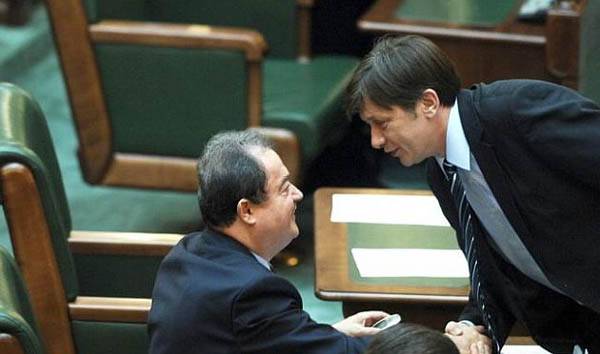 Crin Antonescu marad a szenátus elnöke