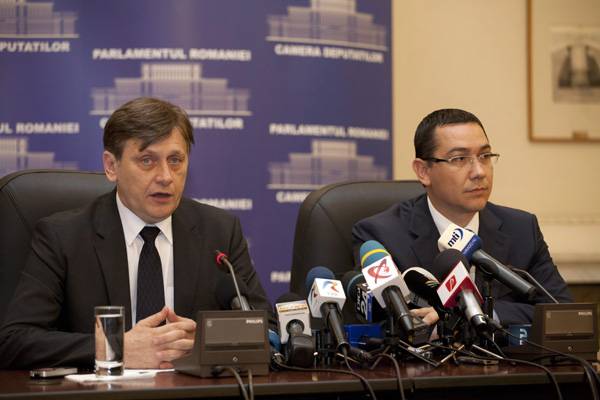 Kemény bírálatok érik a román balliberális kormány jogállamiságot sértő intézkedéseit