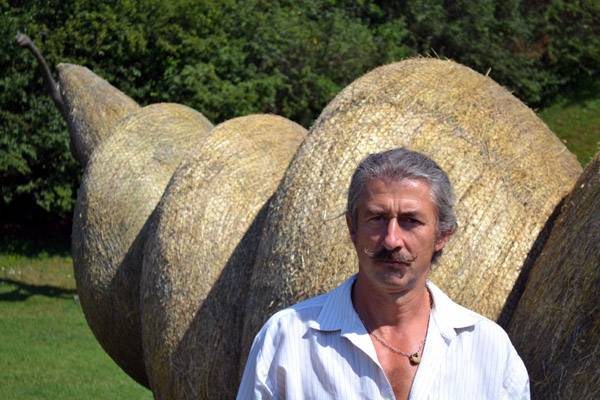 Elkészültek Bartha C. Ernő Londonba szánt szénaszobrai