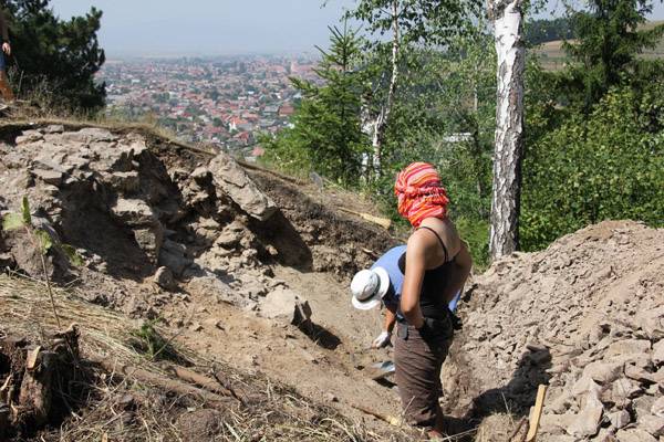 A 13. századi leletanyagot tártak fel a gyergyószentmiklósi Both váránál