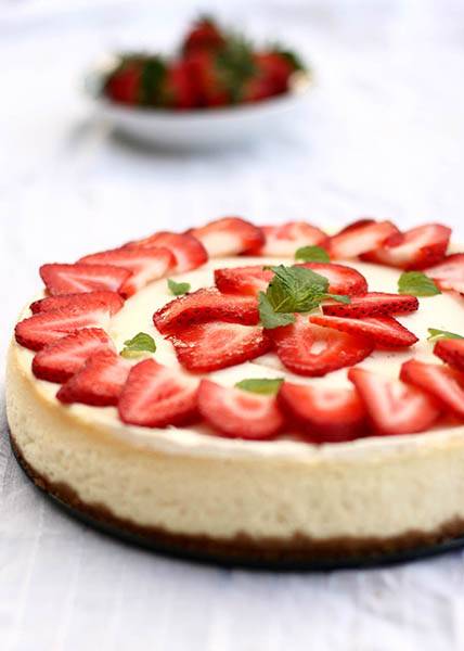 Torta, csokoládé, dió, piskóta – eperrel