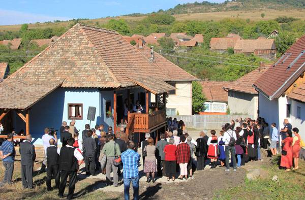 Felújították Tamási Áron húgának a házát Farkaslakán 