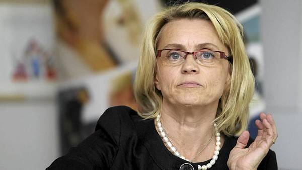 Finn pofon Bukarestnek