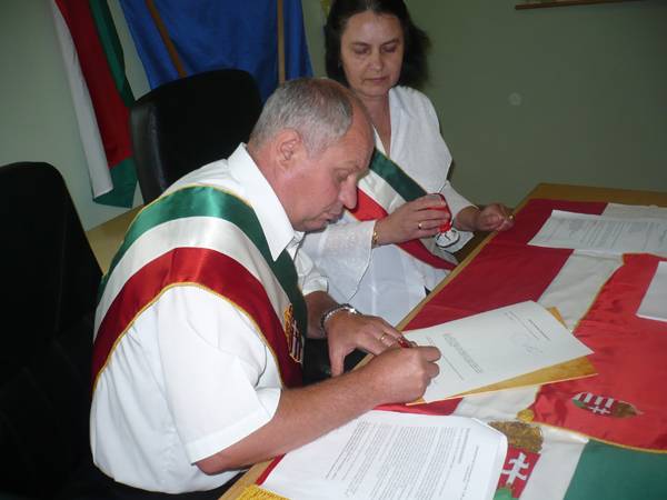 Drága a magyar anyakönyvezés: a demokrácia-központok igényelni fogják az illetékek eltörlését