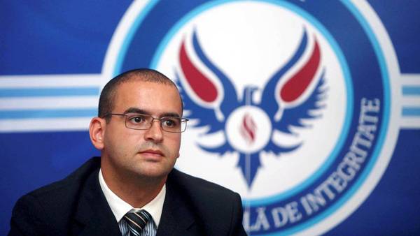 Politikai nyomásra panaszkodik a feddhetetlenségi hivatal vezetője