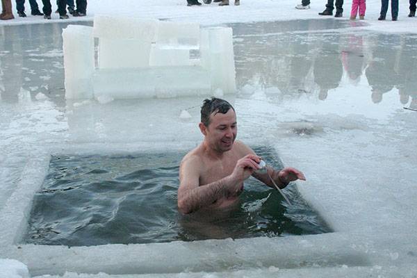 Fürdőzés fagyos folyóban