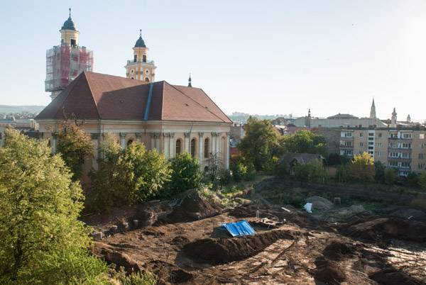 A régészek szerint folytatódhat a kolozsvári Kétágú templom mögötti építkezés 