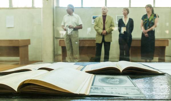 Kiállítás Brassairól, könyv Mátyás király szülőházáról a Kolozsvári Magyar Napokon