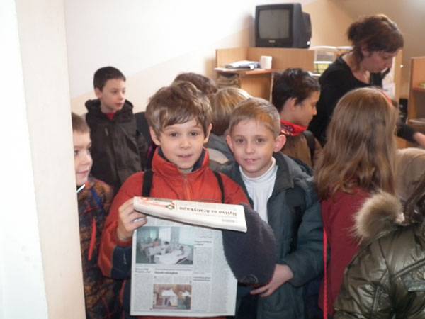 Kíváncsi kisdiákok a Krónika szerkesztőségében
