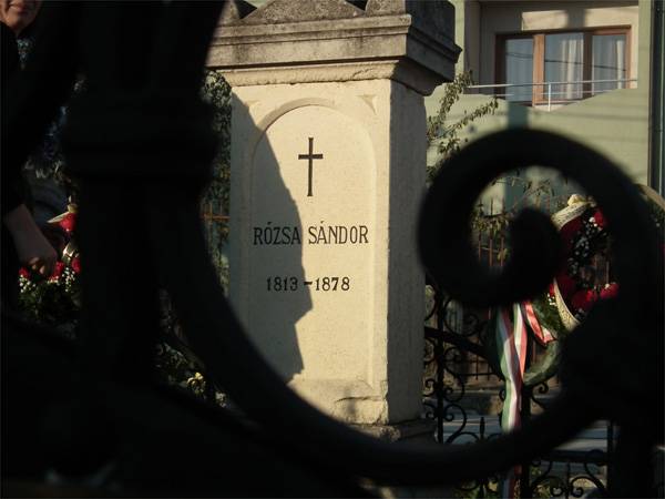 Megújult Rózsa Sándor sírja Szamosújváron 