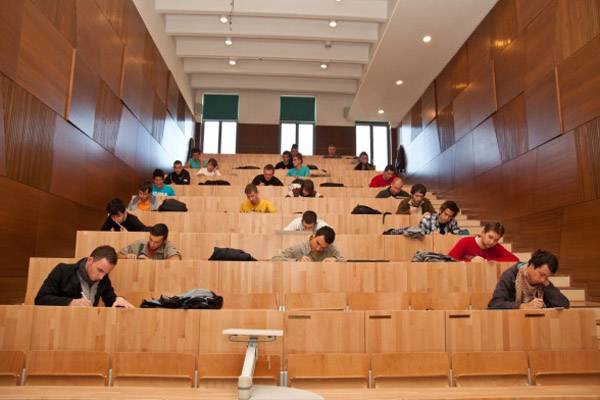 Nem akarnak diplomás munkanélkülieket képezni az egyetemek