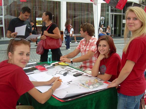 Színházi standot működtet a nagyváradi színház a sétálóutcán