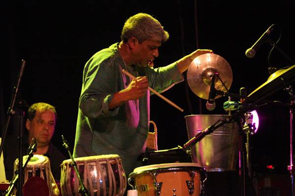 Magyarokkal lépett fel Trilok Gurtu és Mike Stern