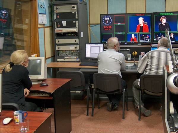 Több tucatnyian gyújtottak gyertyát a köztévé székháza előtt