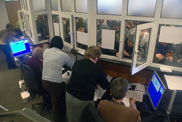 Közalkalmazotti béremelésekről döntött a kormány, de az érintettek elégedetlenek, ezért spontán tiltakozásba kezdtek