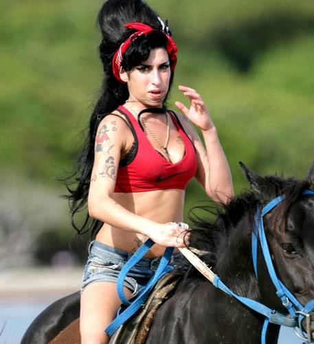 Holnap eltemethetik Amy Winehouse-t, a boncolás eredményeire még várni kell