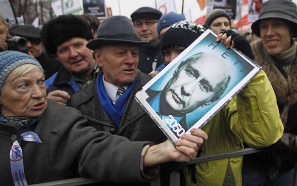 Tízezrek tüntettek Putyinék ellen