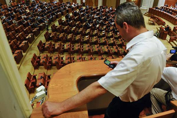  Itt a Nagy Testvér-törvény: rögzítik a hívások és az e-mailezések adatait