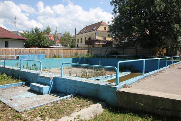 Városi strandok hiányában a feredőket látogatják a Székelyföldön