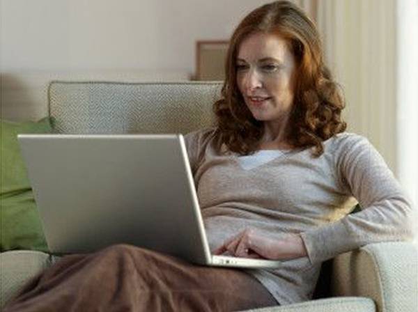 A jogszabály szerint aki számítógépes munkát végez, ezentúl otthonról is dolgozhat