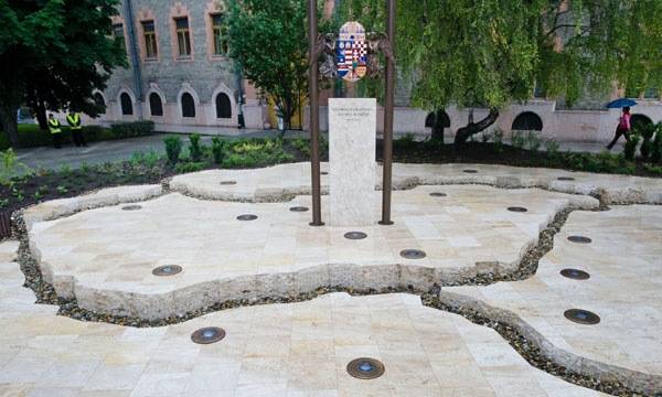 Országzászló-emlékmű Kecskeméten •  Fotó: MTI