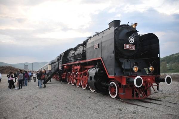 &bullet;  Fotó: Bone Ewald