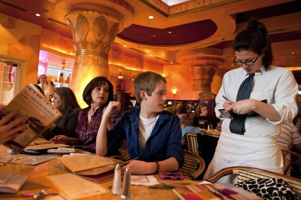 A bérlista alján. Továbbra is a vendéglátásban dolgozók keresnek a legrosszabbul Romániában 