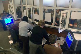 Közalkalmazotti béremelésekről döntött a kormány, de az érintettek elégedetlenek, ezért spontán tiltakozásba kezdtek