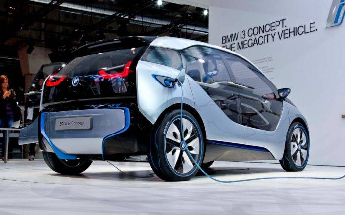 Marad a két elektromos típusnál a BMW