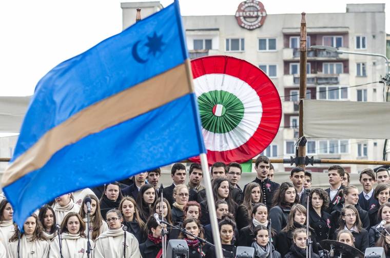 Kokárdát tűz Erdély és a Partium a nemzeti ünnepen