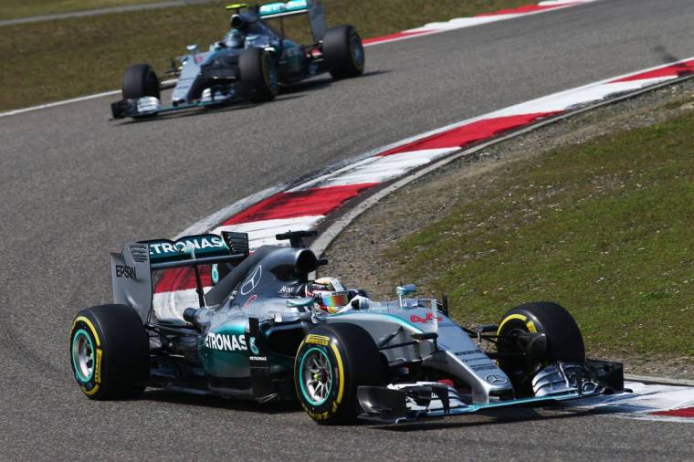 Hamilton rajt-cél győzelmet aratott Kínában