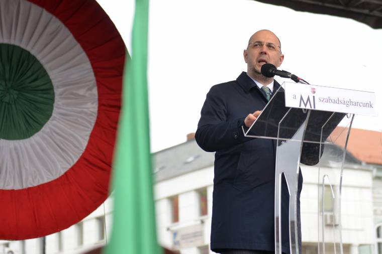 Védelmükbe vették párttársai a kifütyült Kelemen Hunort