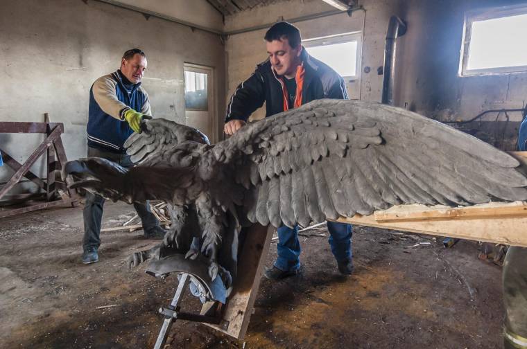 Visszakerül az emlékműre a madéfalvi turulmadár
