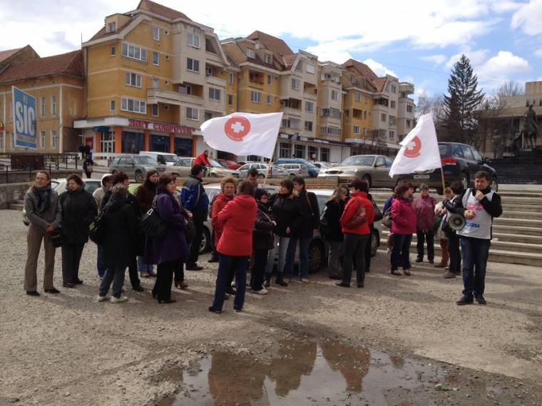 Tüntetett a kisegítő személyzet
