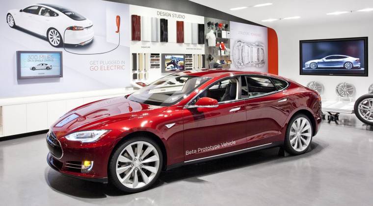 Féláron visszaveszi autóit a Tesla Motors
