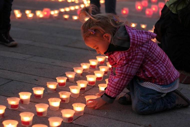 Mécsesek gyúltak a rászorulókért