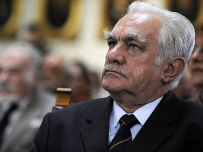 Halasztottak Tőkés kitüntetése ügyében