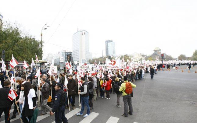 Tüntettek az orvosok, a tanárok következnek