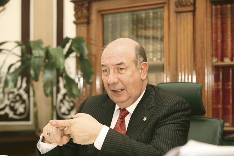 A CEC Bank elnökét védi Băsescu
