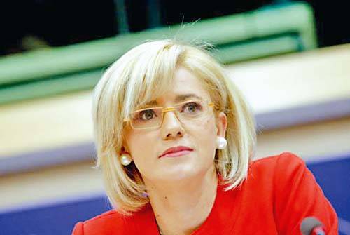 Corina Creţu megbüntetné Tőkést