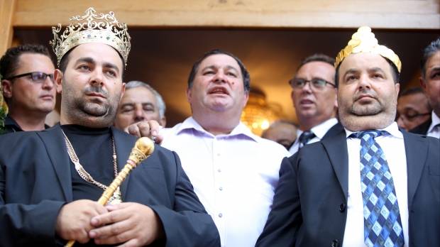 Meghalt a király, éljenek a királyok!