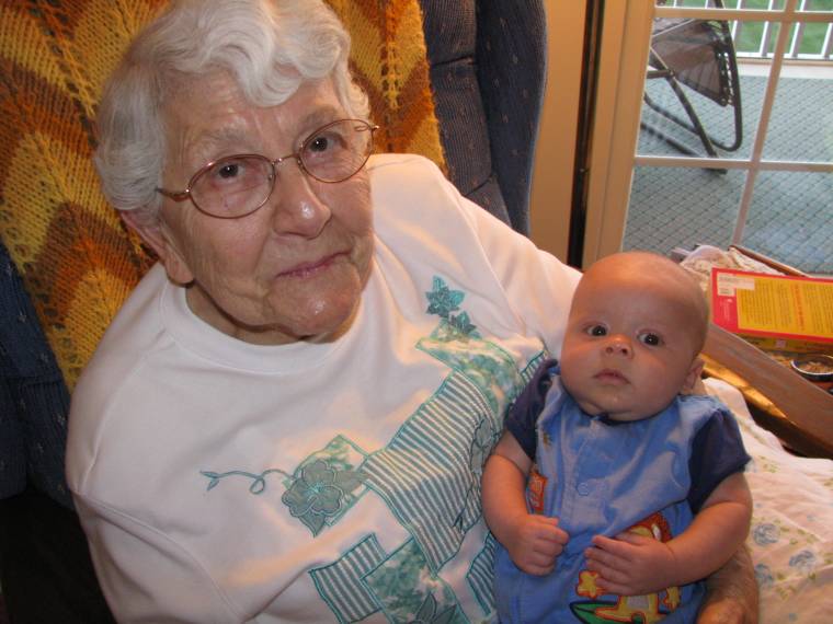 Gyereknevelési támogatást kaphatnak a nagymamák